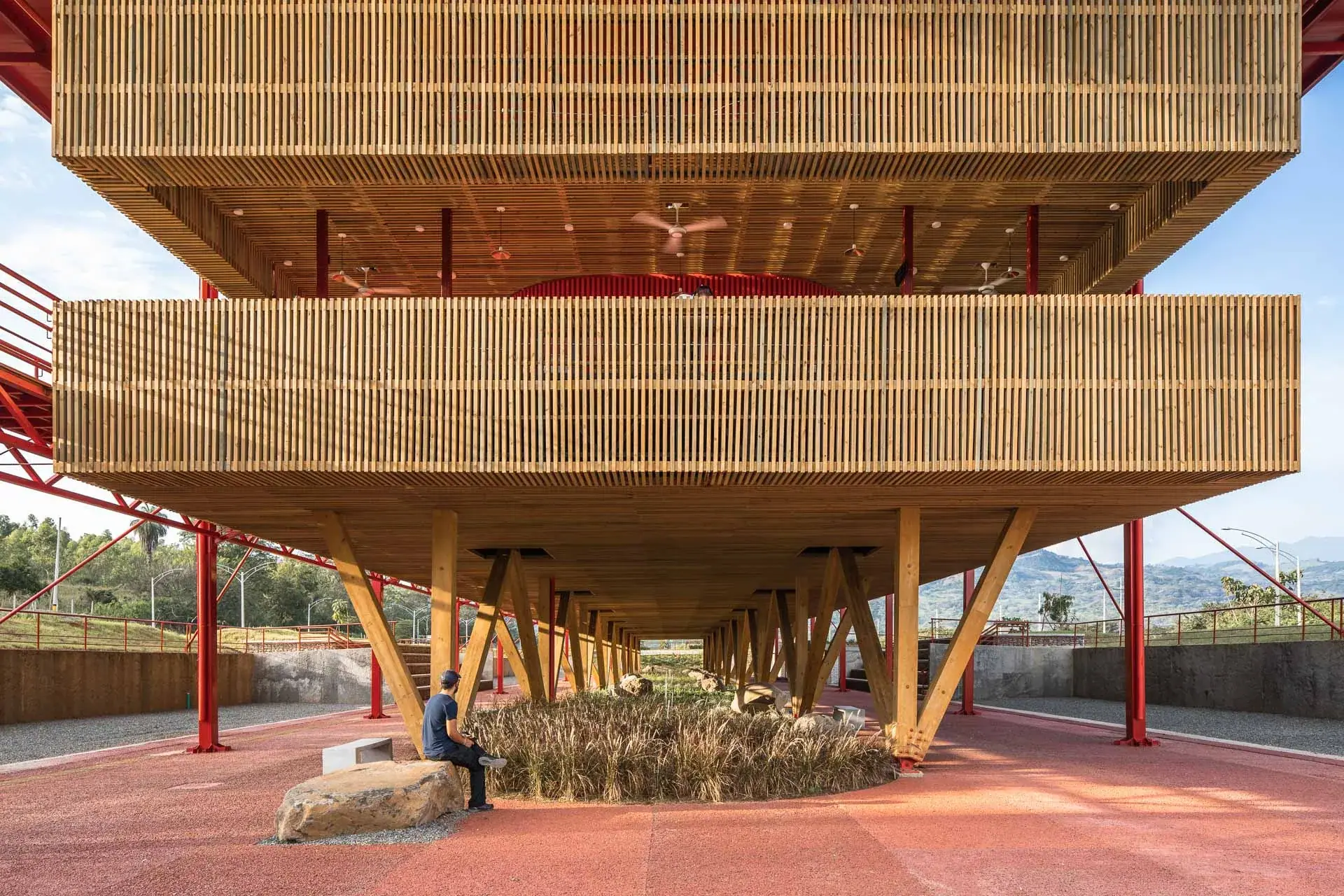 Fachada roja icónica del Centro de Atención y Control (CDA) Pacífico 2 en La Pintada por Mazzanti Arquitectos.